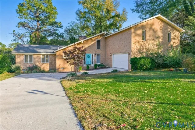 a view of a house with backyard and garden
