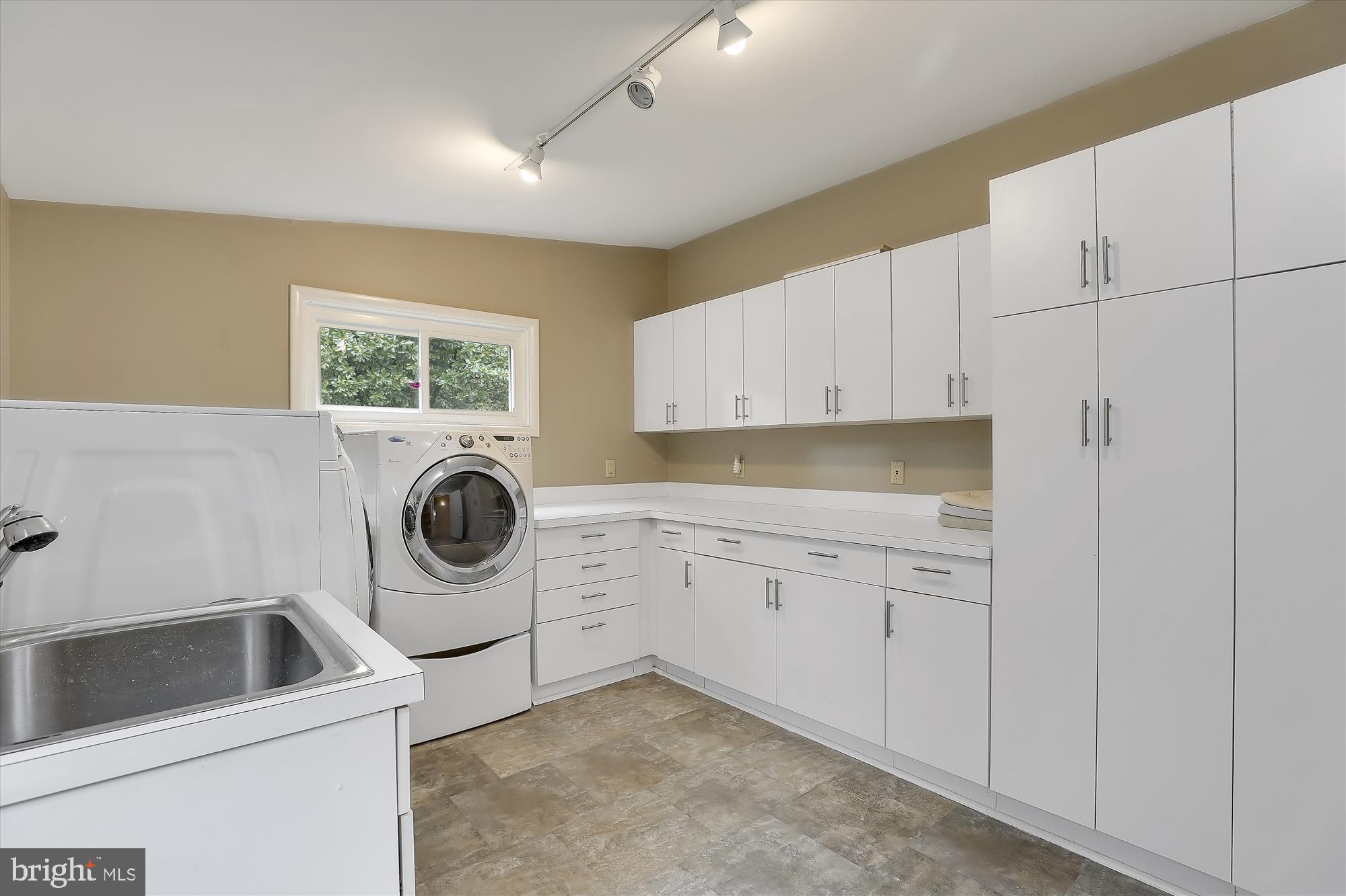 408 S Road Baltimore, MD 21208 - Photo 17 of 38 Fabulous Laundry Room!