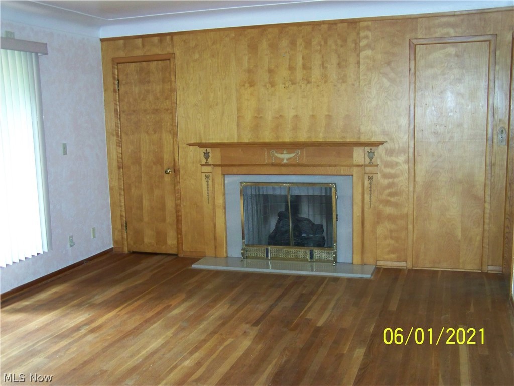 6838 Hilton Road Brecksville, OH 44141 - Photo 5 of 21 Large living room with gas fireplace and hardwood floor!