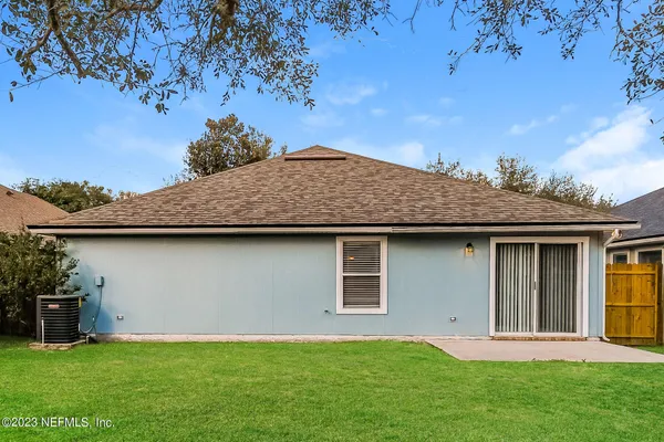 a view of front of a house with a yard