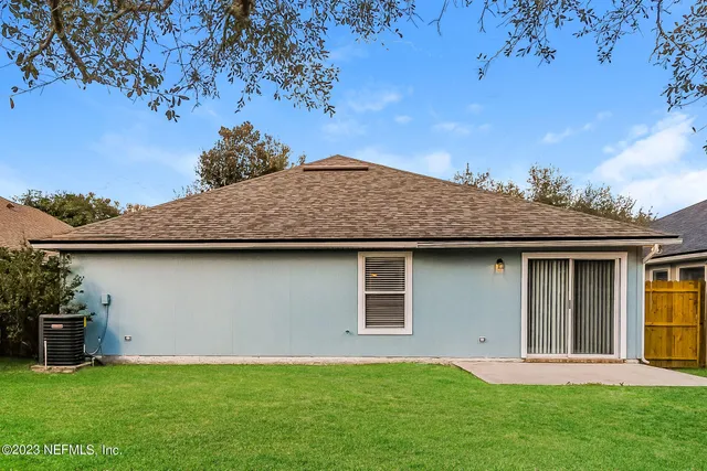 a view of front of a house with a yard