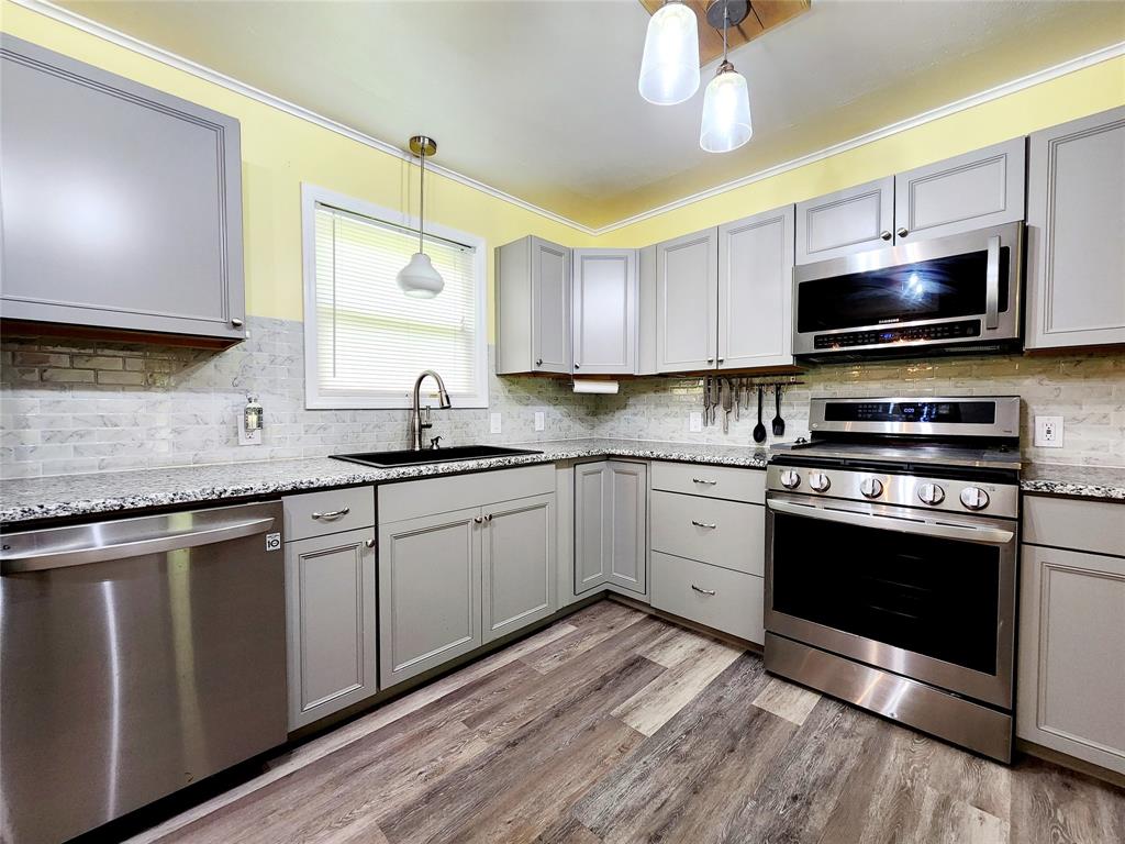 3514 Buchanan Loop Road Texarkana, TX 75501 - Photo 8 of 40 a kitchen with a sink stove and microwave