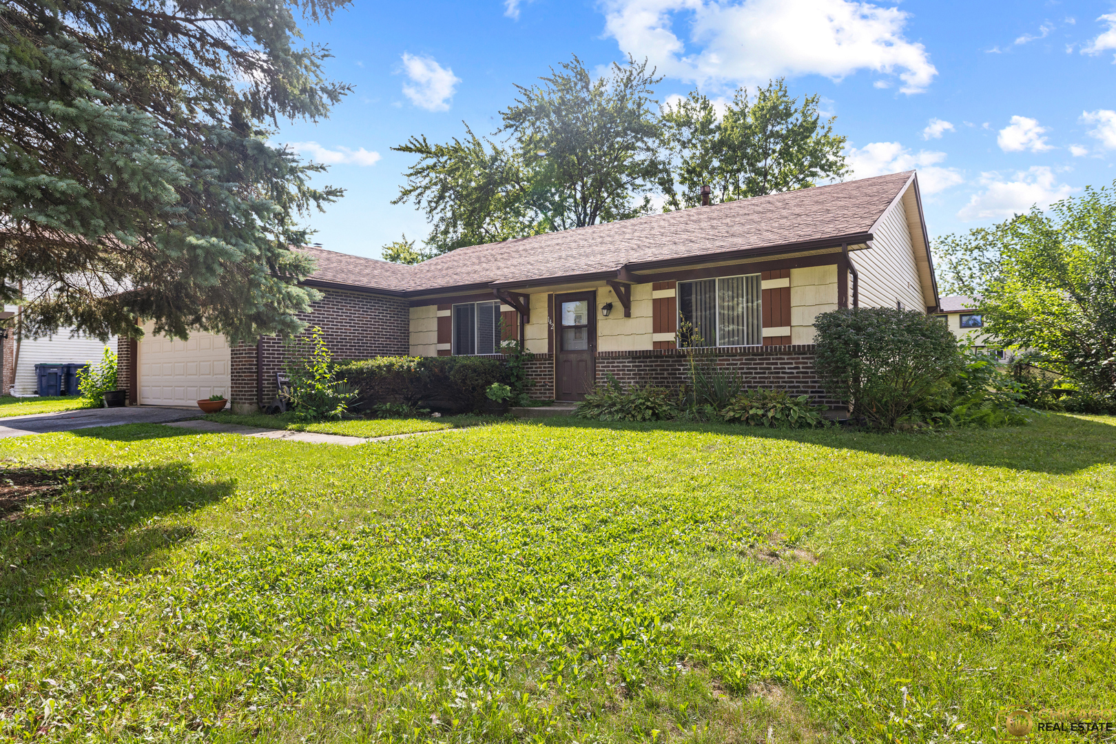 a view of a house with a yard