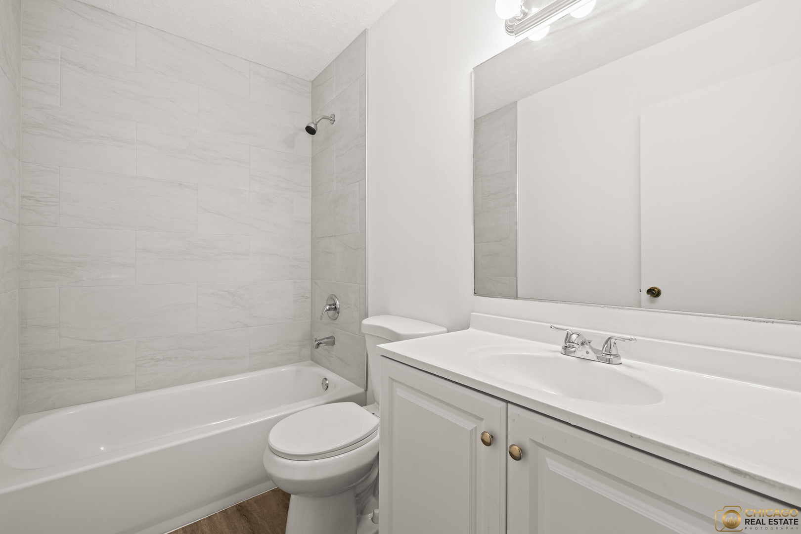 142 Cloverleaf Road Matteson, IL 60443 - Photo 14 of 22 a bathroom with a sink a toilet and a bathtub