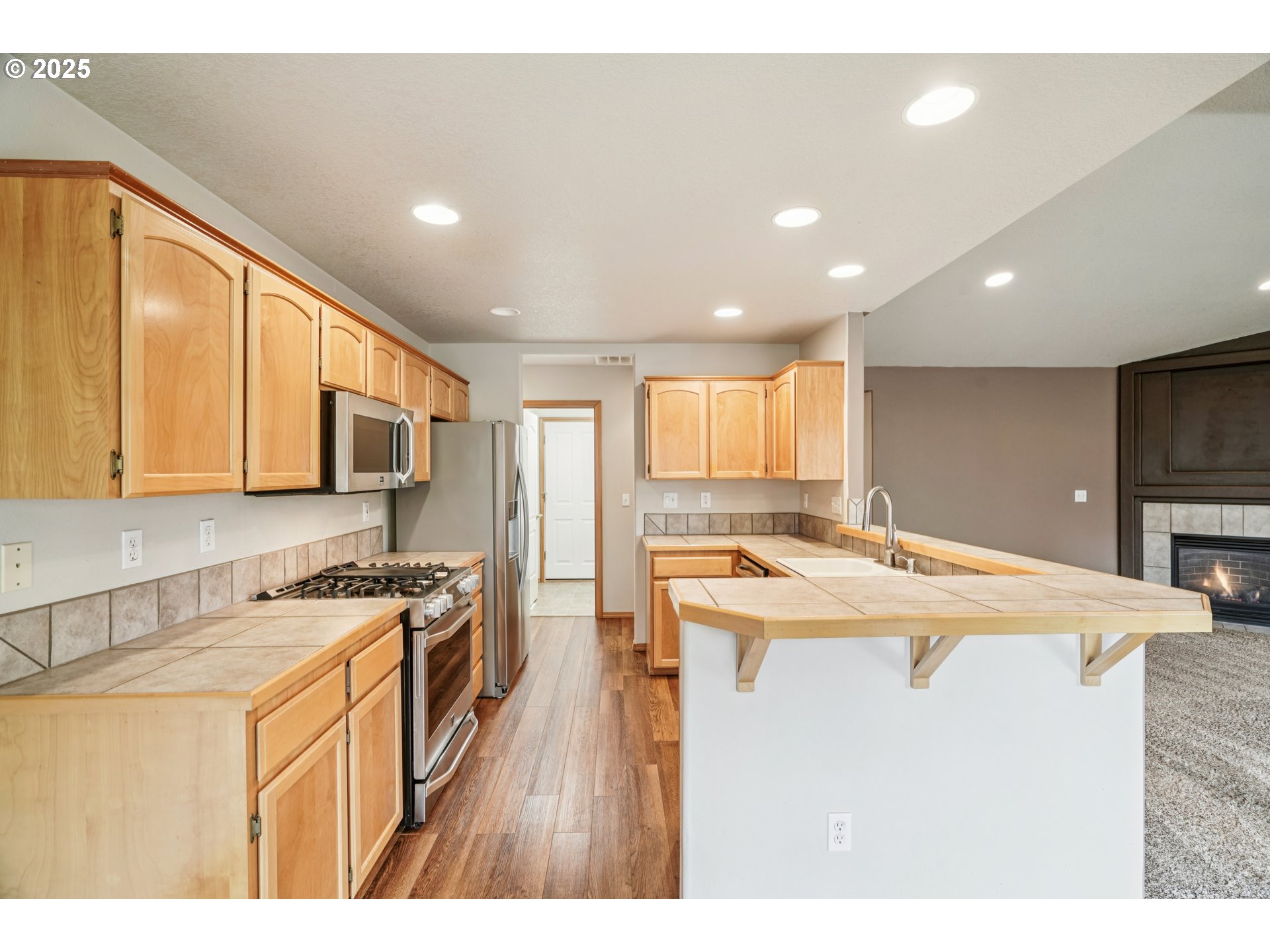 2892 Southeast Rosefinch Place Gresham, OR 97080 - Photo 11 of 37 a kitchen with stainless steel appliances granite countertop a sink stove and cabinets