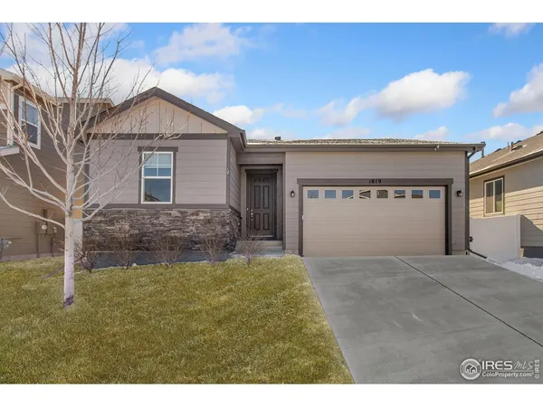 a view of a house with a yard and garage