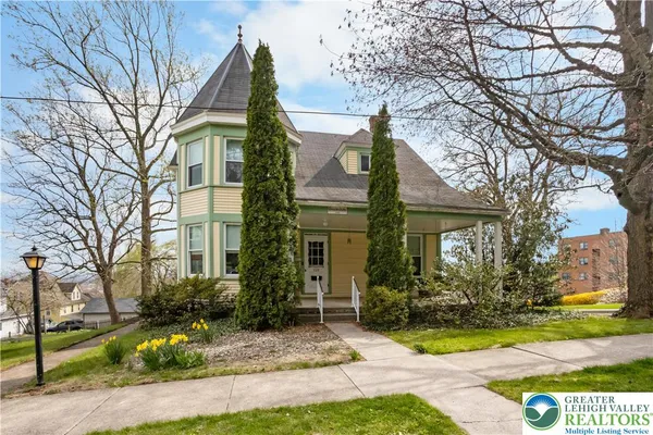 $350,000 | 325 West Center Street, Nazareth, PA 18064