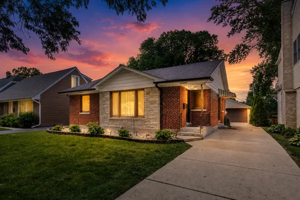 $575,000 | 212 South Hi Lusi Avenue, Mount Prospect, IL 60056