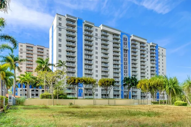 $290,000 | 5077 Northwest 7th Street, Unit TS7, Miami, FL 33126