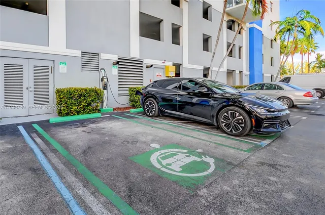 $290,000 | 5077 Northwest 7th Street, Unit TS7, Miami, FL 33126