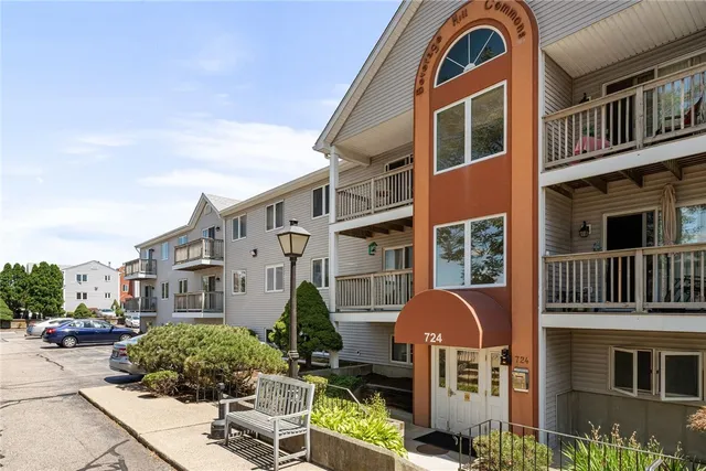$185,000 | 724 Beverage Hill Avenue, Unit 302, Pawtucket, RI 02861