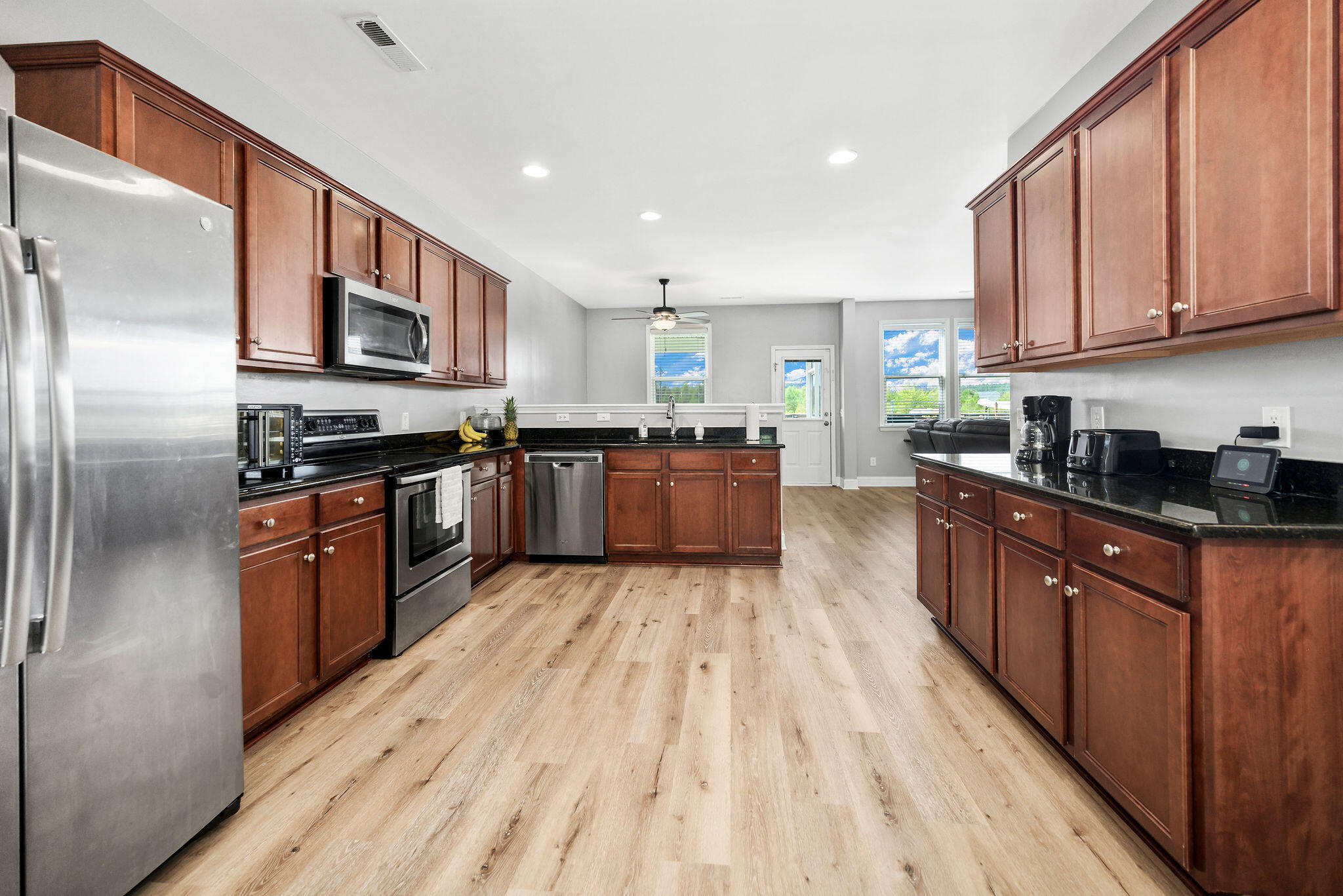 181 Decatur Drive Summerville, SC 29486 - Photo 11 of 41 KITCHEN WITH STAINLESS STEEL APPLIANCES