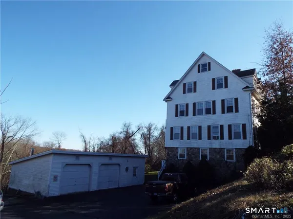$1,800 | 405 Mohegan Ave Parkway, Quaker Hill, CT 06375