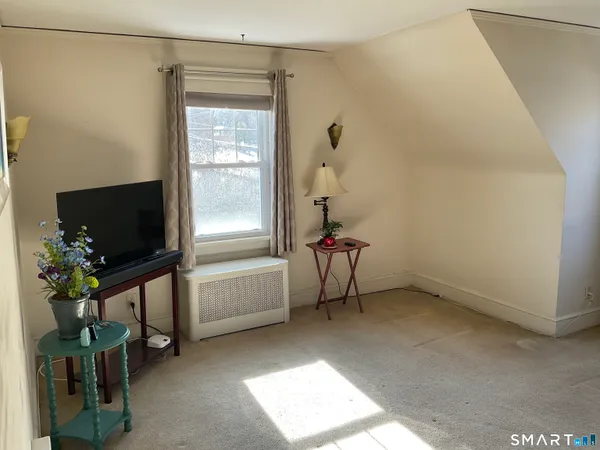 $1,800 | 405 Mohegan Ave Parkway, Quaker Hill, CT 06375