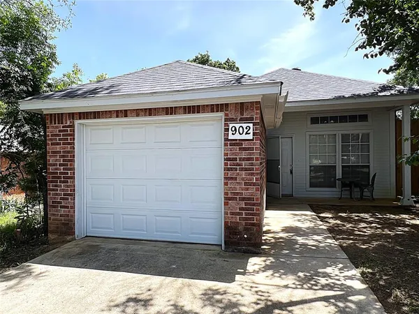 $2,100 | 902 Mack Place, Denton, TX 76209
