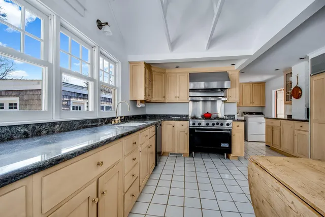 $2,750,000 | 152 Three Mile Harbor Road, East Hampton, NY 11937