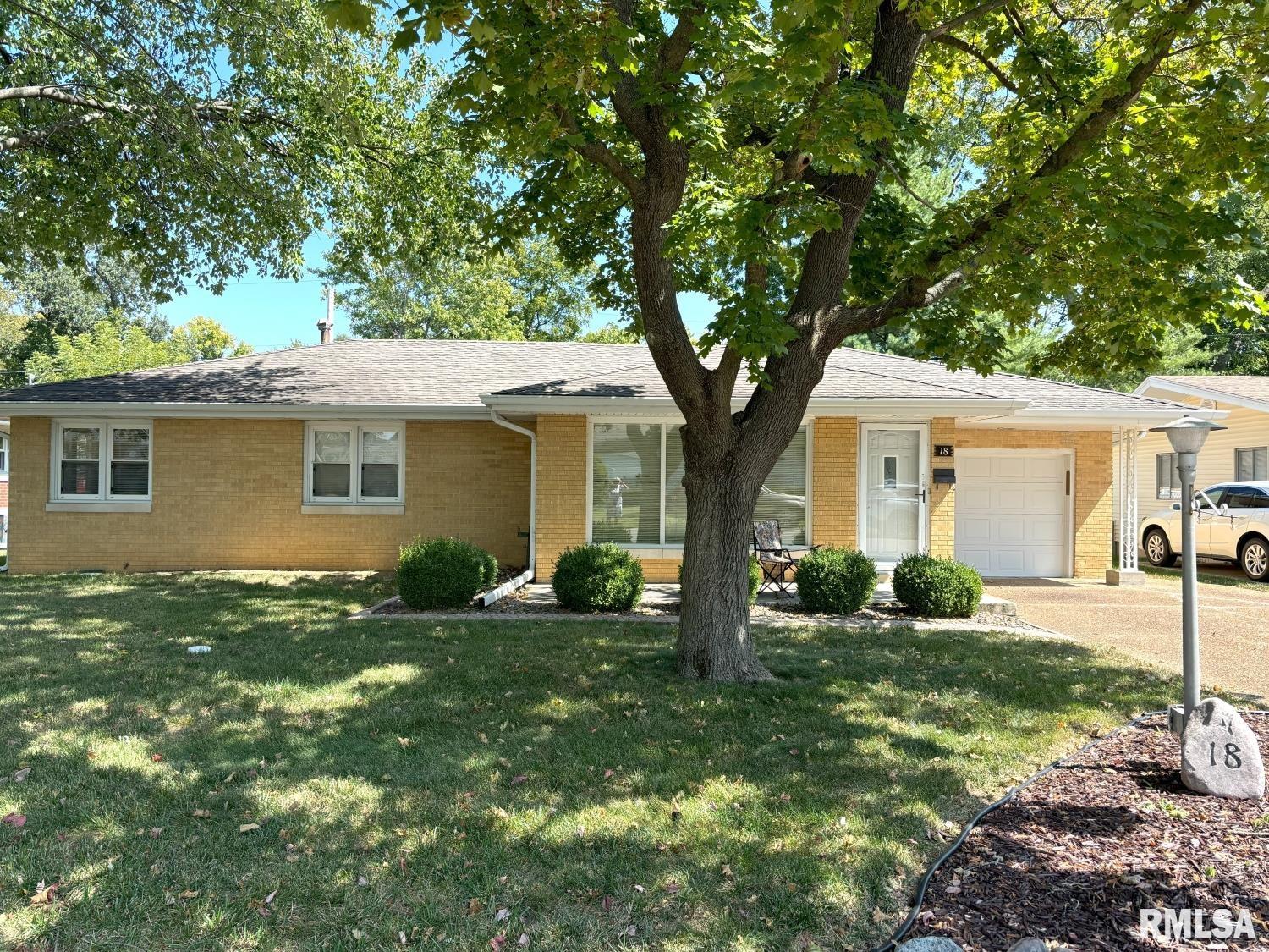 18 Sunny Side Drive Springfield, IL 62702 - Photo 3 of 27
