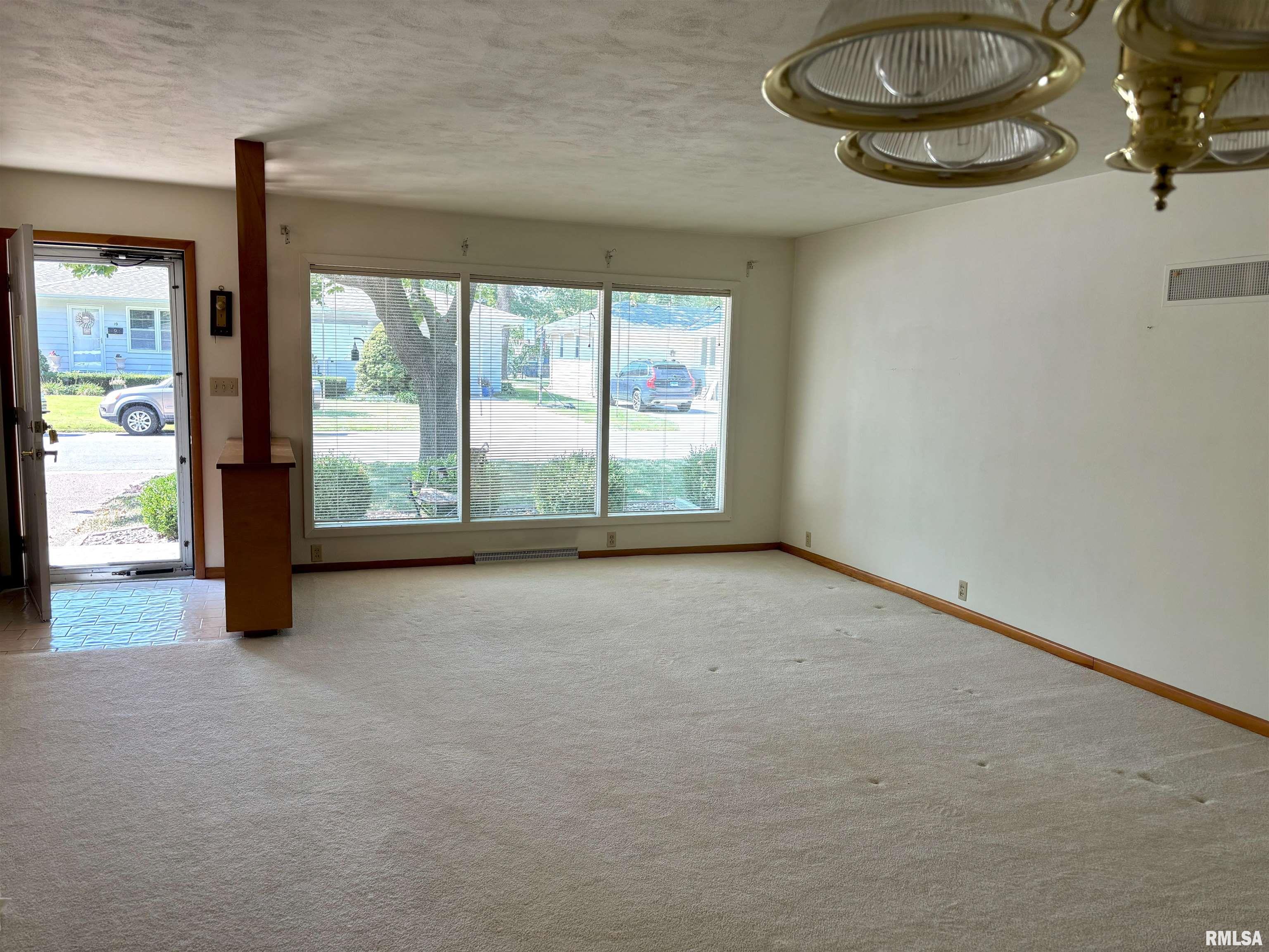 18 Sunny Side Drive Springfield, IL 62702 - Photo 4 of 27