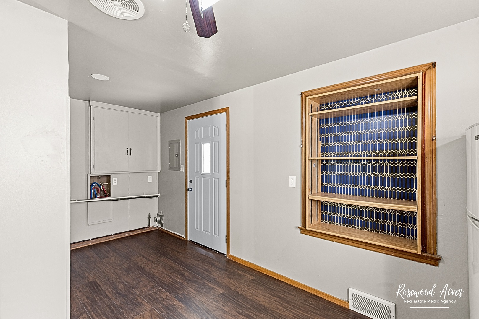 1054 South 7th Avenue Kankakee, IL 60901 - Photo 20 of 30 a view of empty room with wooden floor and windows