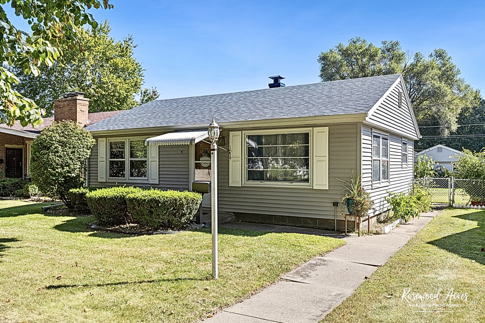 1054 South 7th Avenue Kankakee, IL 60901 - Photo 3 of 30 a front view of a house with garden