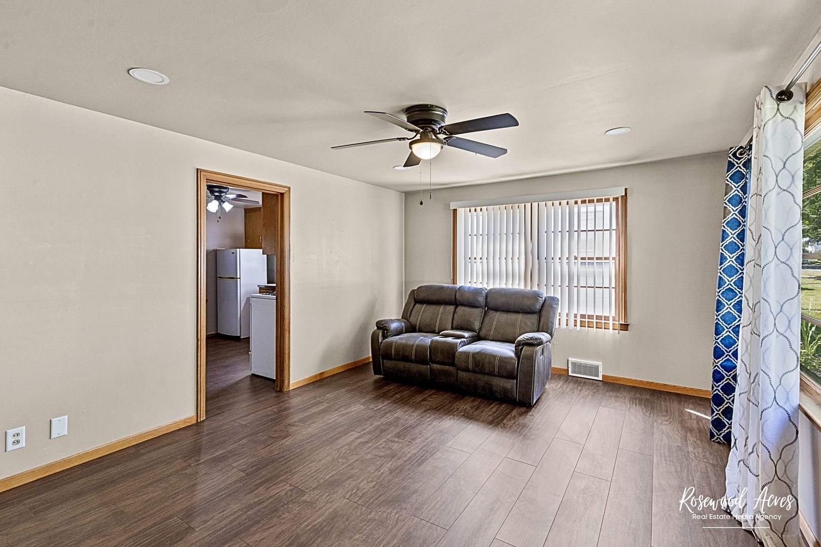 1054 South 7th Avenue Kankakee, IL 60901 - Photo 4 of 30 a living room with furniture and a window
