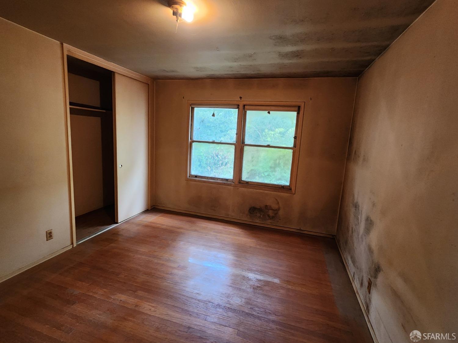 9 Clairview Court San Francisco, CA 94131 - Photo 11 of 16 an empty room with wooden floor and windows
