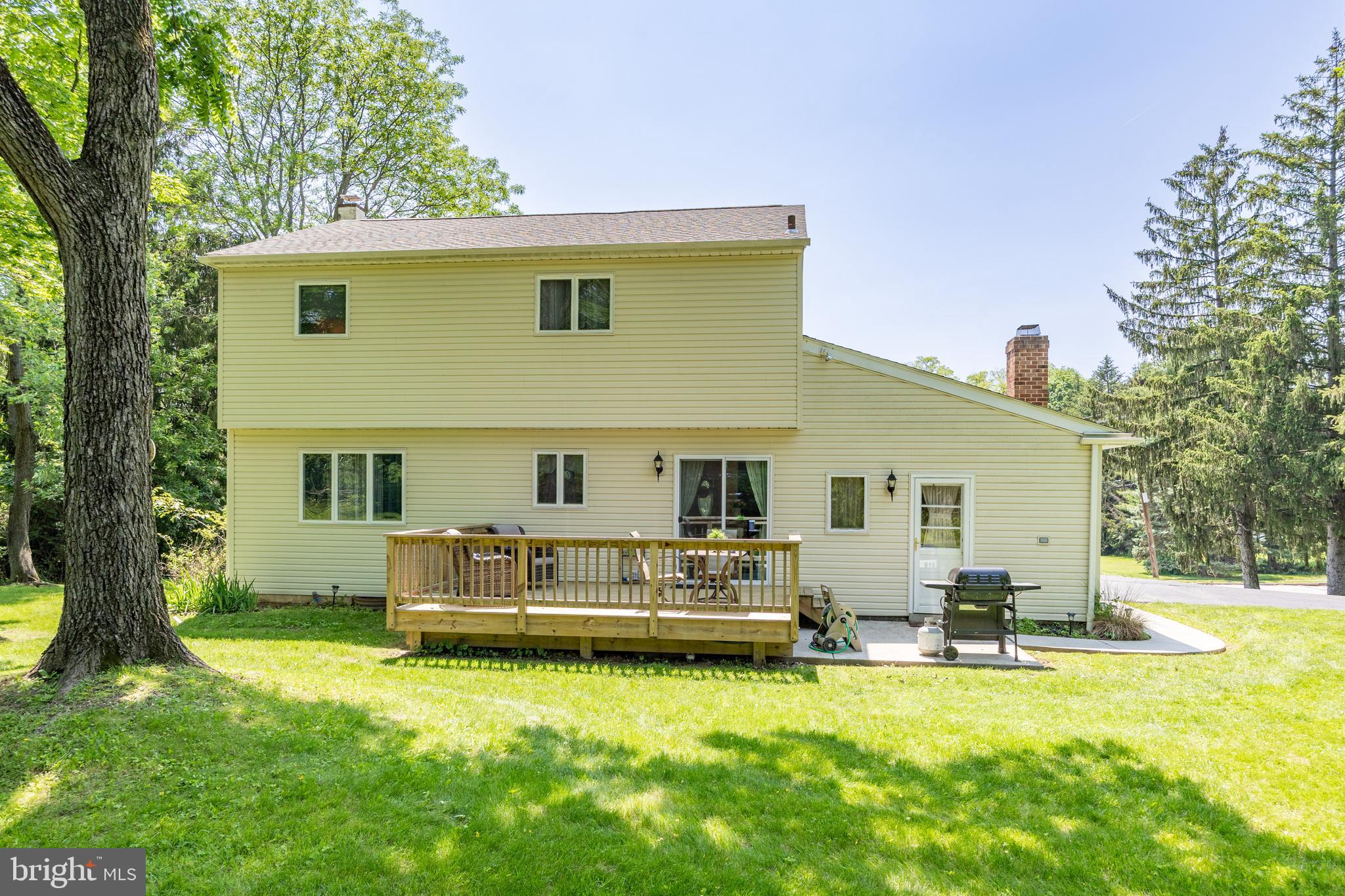 926 Pierce Road Norristown, PA 19403 - Photo 40 of 54 a view of a house with pool and a yard
