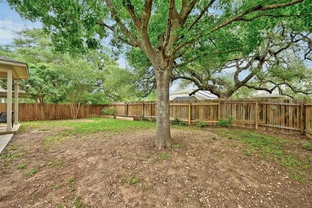 a view of a backyard