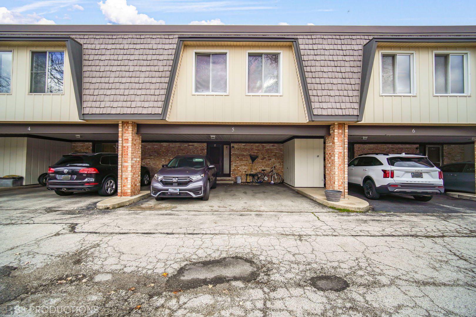 5 Cour Caravelle Palos Hills, IL 60465 - Photo 2 of 26