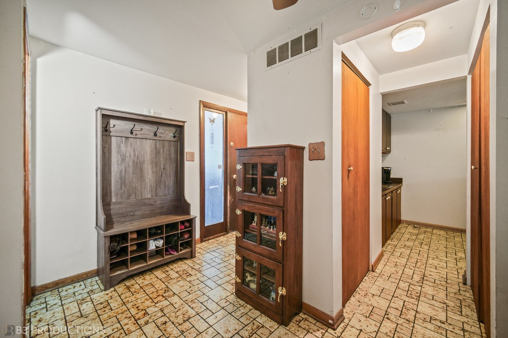 5 Cour Caravelle Palos Hills, IL 60465 - Photo 3 of 26