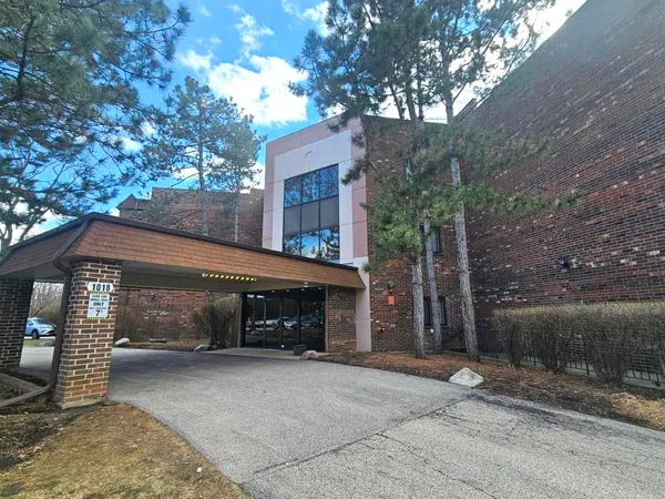 $1,999 | 1018 Castilian Court, Unit 205, Glenview, IL 60025