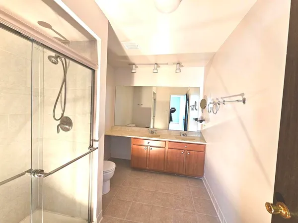 $1,999 | 1018 Castilian Court, Unit 205, Glenview, IL 60025