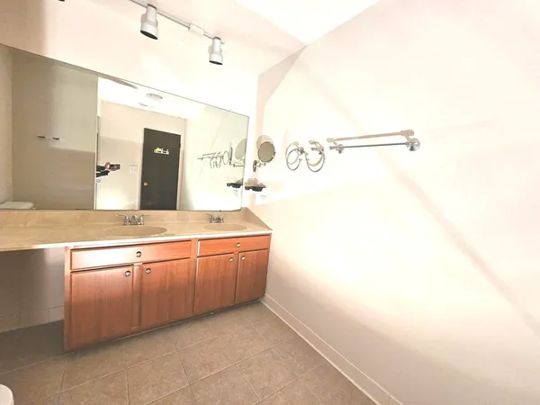 $1,999 | 1018 Castilian Court, Unit 205, Glenview, IL 60025