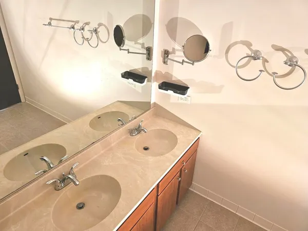 $1,999 | 1018 Castilian Court, Unit 205, Glenview, IL 60025