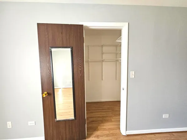 $1,999 | 1018 Castilian Court, Unit 205, Glenview, IL 60025