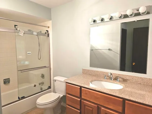 $1,999 | 1018 Castilian Court, Unit 205, Glenview, IL 60025