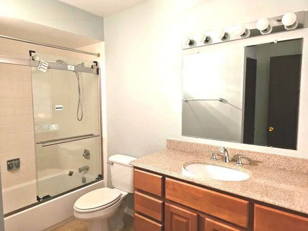 $1,999 | 1018 Castilian Court, Unit 205, Glenview, IL 60025