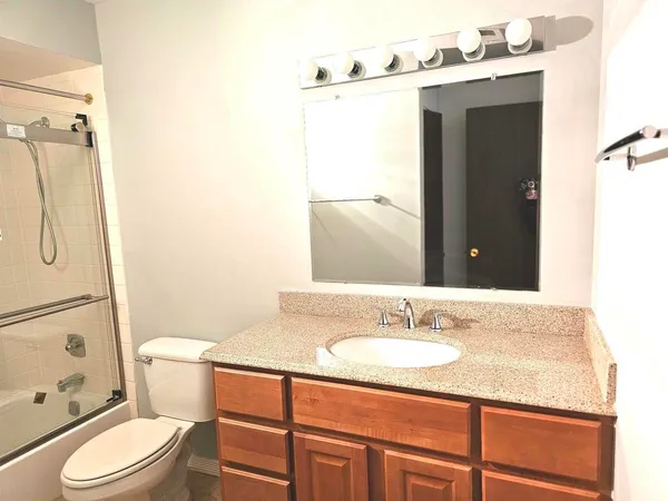 $1,999 | 1018 Castilian Court, Unit 205, Glenview, IL 60025