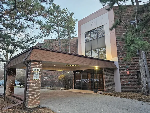 $1,999 | 1018 Castilian Court, Unit 205, Glenview, IL 60025