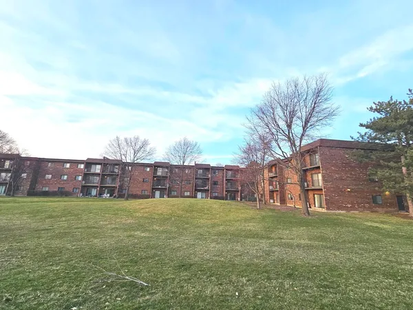 $1,999 | 1018 Castilian Court, Unit 205, Glenview, IL 60025