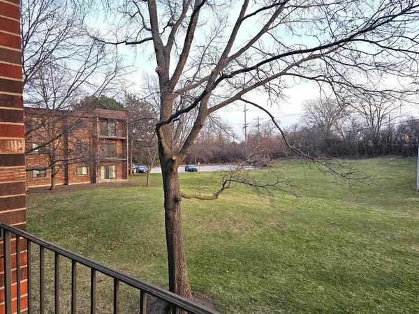 $1,999 | 1018 Castilian Court, Unit 205, Glenview, IL 60025