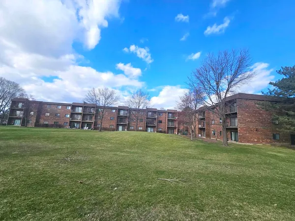 $1,999 | 1018 Castilian Court, Unit 205, Glenview, IL 60025