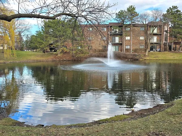 $1,999 | 1018 Castilian Court, Unit 205, Glenview, IL 60025