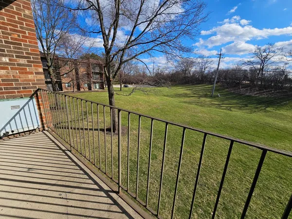 $1,999 | 1018 Castilian Court, Unit 205, Glenview, IL 60025