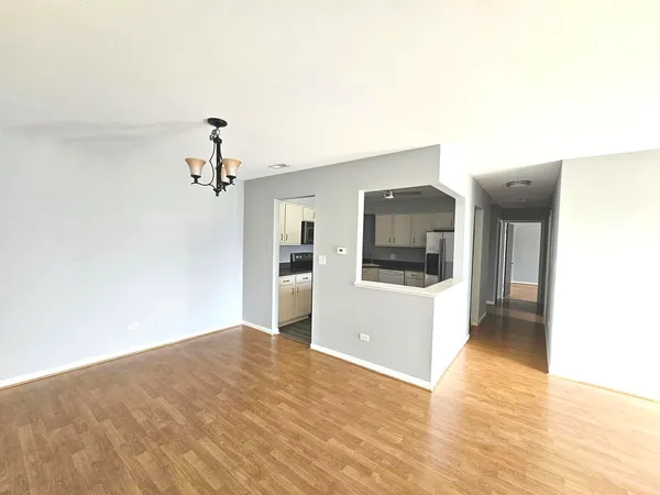 $1,999 | 1018 Castilian Court, Unit 205, Glenview, IL 60025