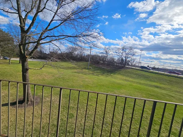 $1,999 | 1018 Castilian Court, Unit 205, Glenview, IL 60025