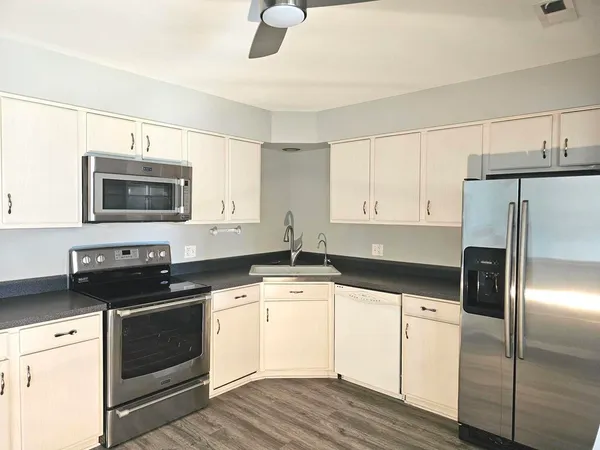 $1,999 | 1018 Castilian Court, Unit 205, Glenview, IL 60025