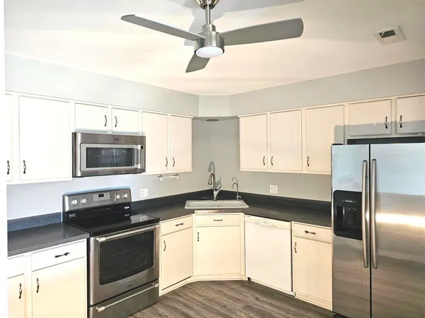 $1,999 | 1018 Castilian Court, Unit 205, Glenview, IL 60025