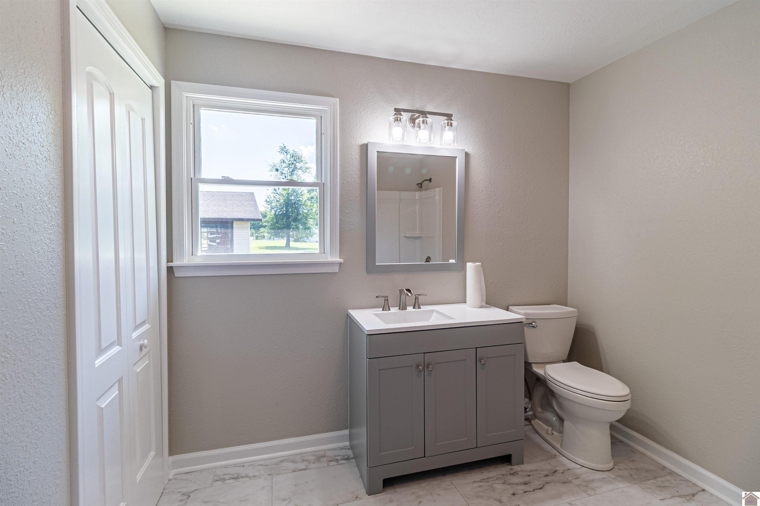 4206 Schneidman Road Paducah, KY 42003 - Photo 13 of 32 Bathroom