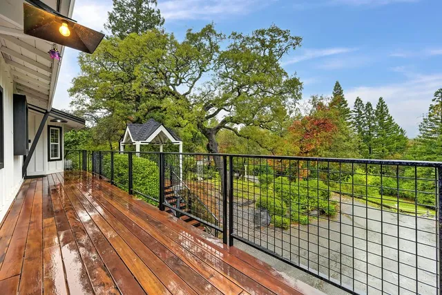 a view of outdoor space yard and porch